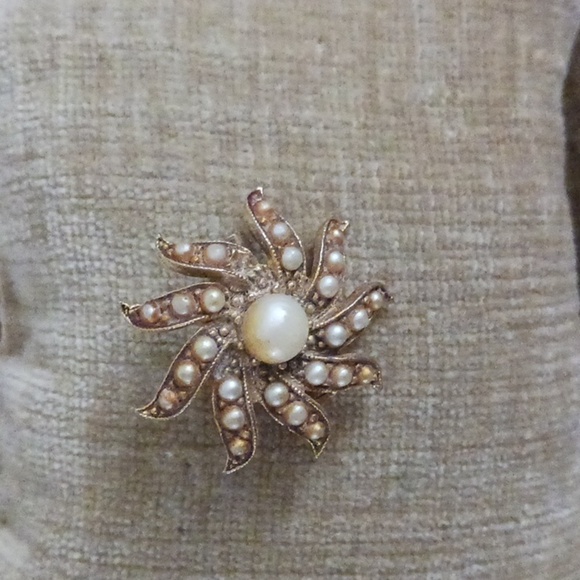 Gold Tone Faux Pearl Sunburst Flower Pin - Picture 1 of 4